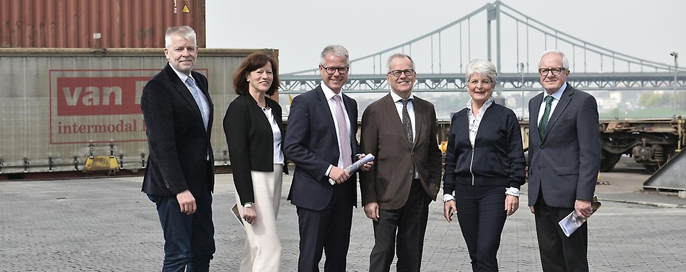 IHK stellt der Regierungspräsidentin den Krefelder Hafen vor